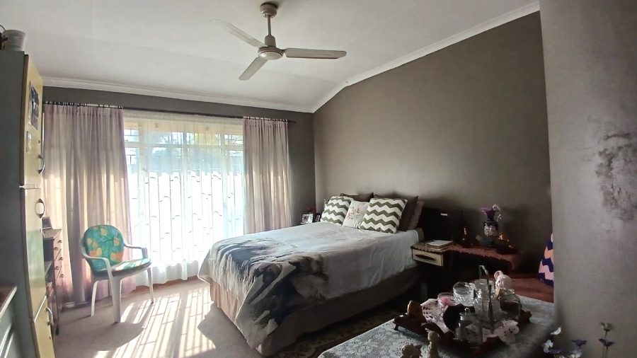 5 Bedroom Property for Sale in Flora Gardens Gauteng