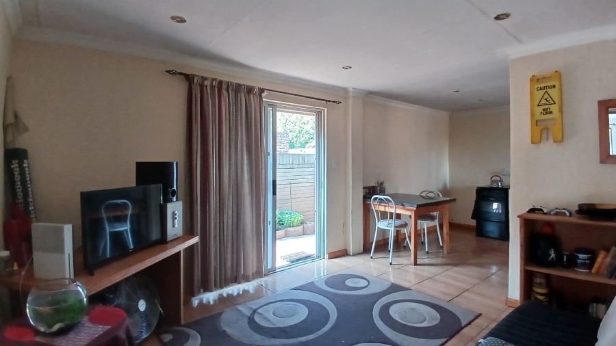 5 Bedroom Property for Sale in Flora Gardens Gauteng