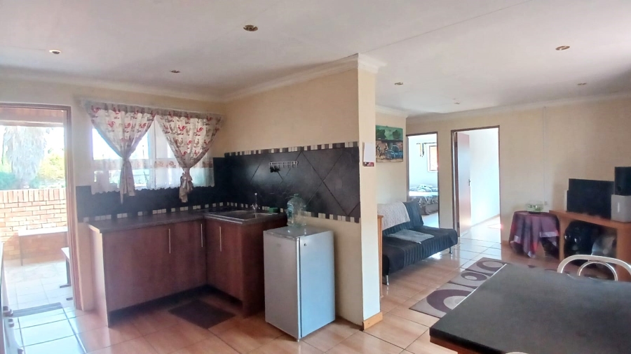 5 Bedroom Property for Sale in Flora Gardens Gauteng