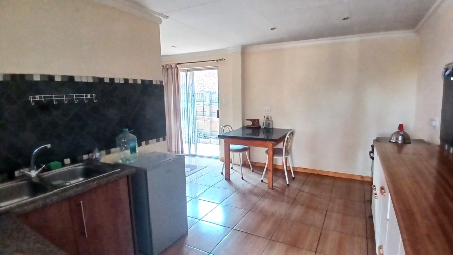 5 Bedroom Property for Sale in Flora Gardens Gauteng