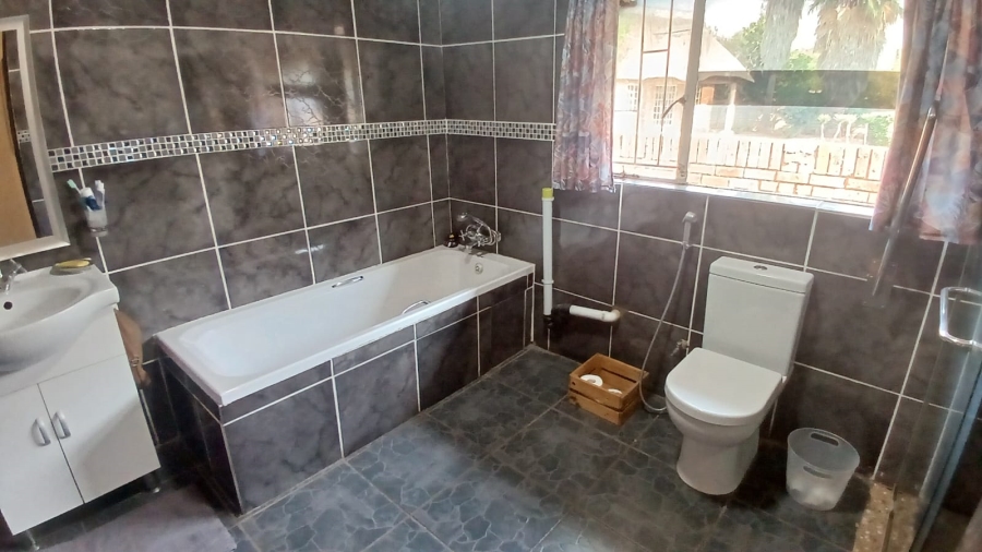 5 Bedroom Property for Sale in Flora Gardens Gauteng