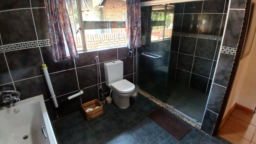 5 Bedroom Property for Sale in Flora Gardens Gauteng