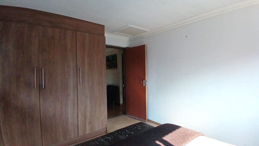 5 Bedroom Property for Sale in Flora Gardens Gauteng