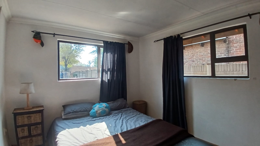 5 Bedroom Property for Sale in Flora Gardens Gauteng