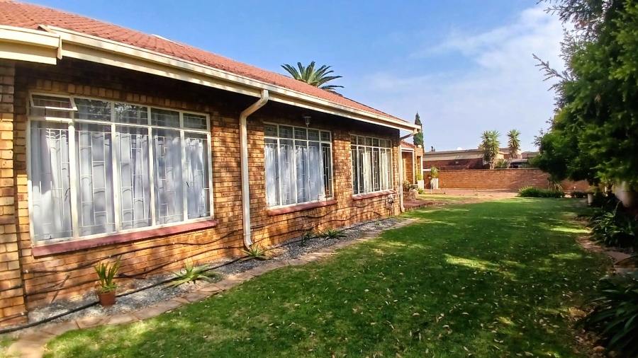 5 Bedroom Property for Sale in Flora Gardens Gauteng