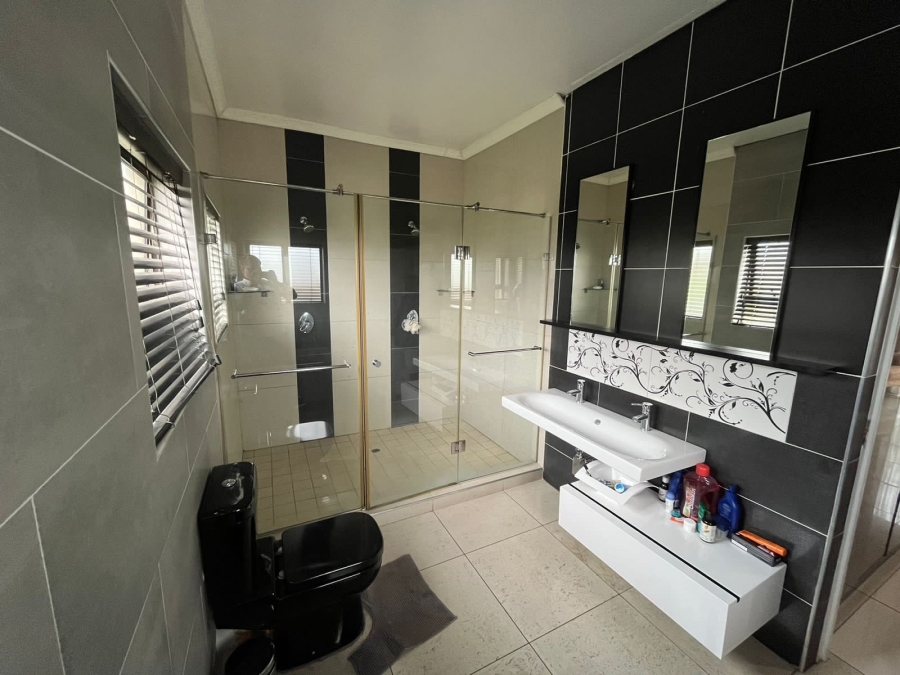 5 Bedroom Property for Sale in Sonneveld Gauteng