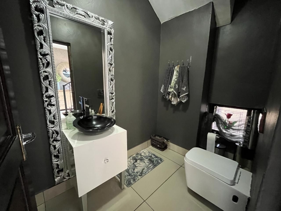 5 Bedroom Property for Sale in Sonneveld Gauteng