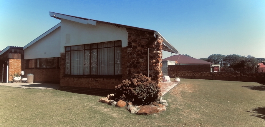 To Let 3 Bedroom Property for Rent in Selection Park Gauteng