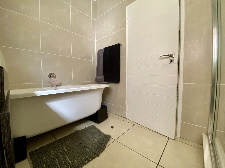 3 Bedroom Property for Sale in Greenstone Hill Gauteng