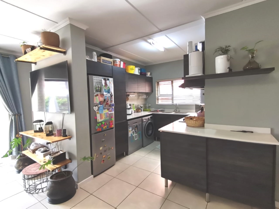 3 Bedroom Property for Sale in Greenstone Crest Gauteng