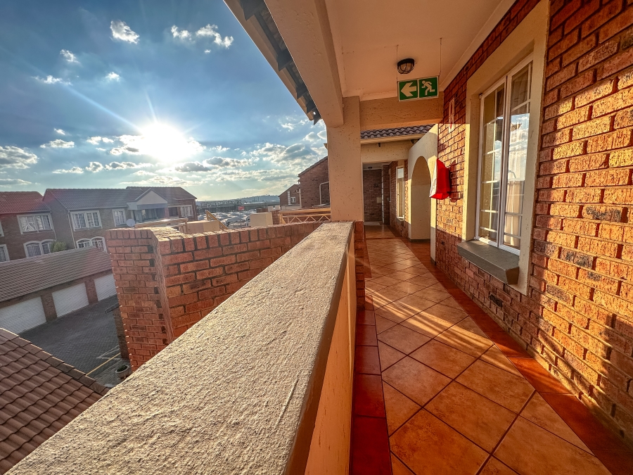 3 Bedroom Property for Sale in Die Hoewes Gauteng