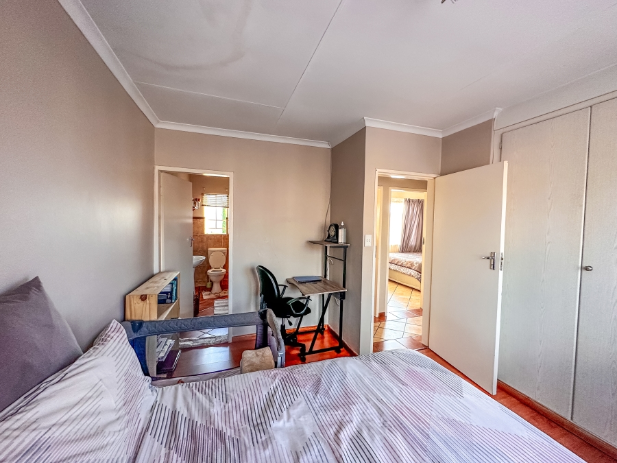 3 Bedroom Property for Sale in Die Hoewes Gauteng