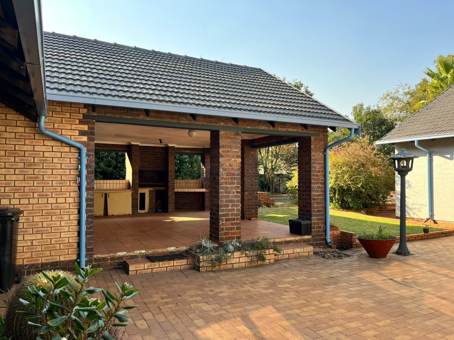 5 Bedroom Property for Sale in Larrendale Gauteng