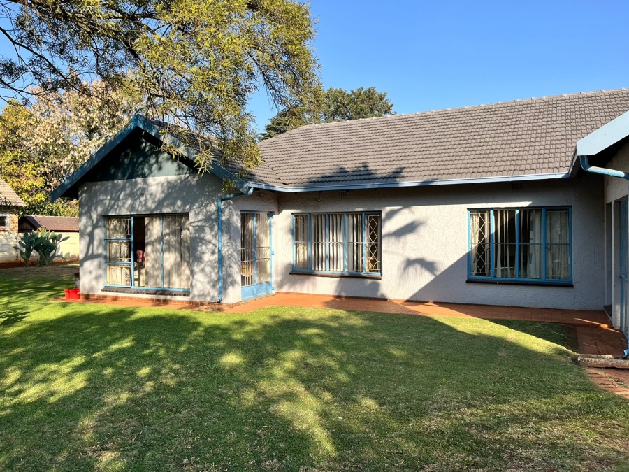 5 Bedroom Property for Sale in Larrendale Gauteng