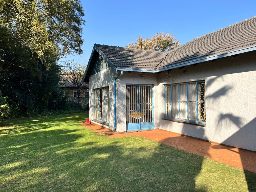 5 Bedroom Property for Sale in Larrendale Gauteng