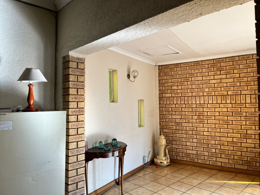 5 Bedroom Property for Sale in Larrendale Gauteng