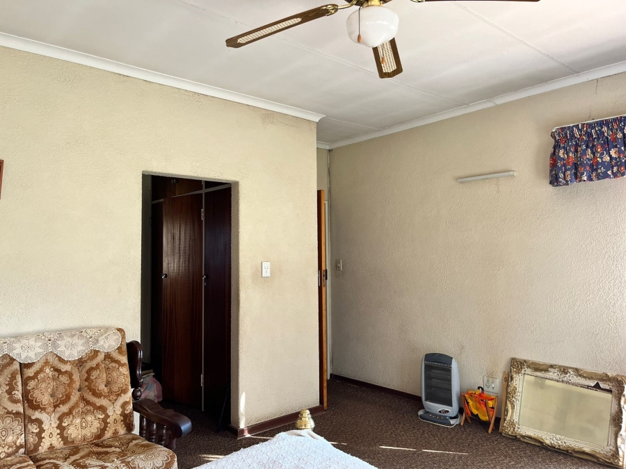 5 Bedroom Property for Sale in Larrendale Gauteng