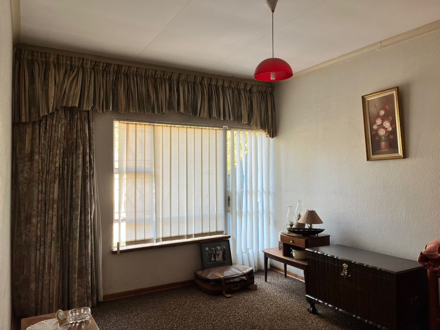 5 Bedroom Property for Sale in Larrendale Gauteng