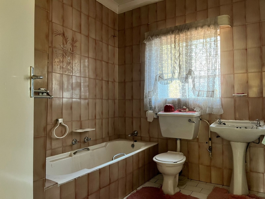 5 Bedroom Property for Sale in Larrendale Gauteng