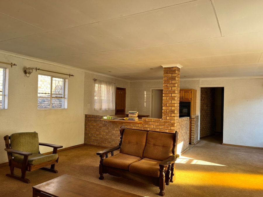 5 Bedroom Property for Sale in Larrendale Gauteng