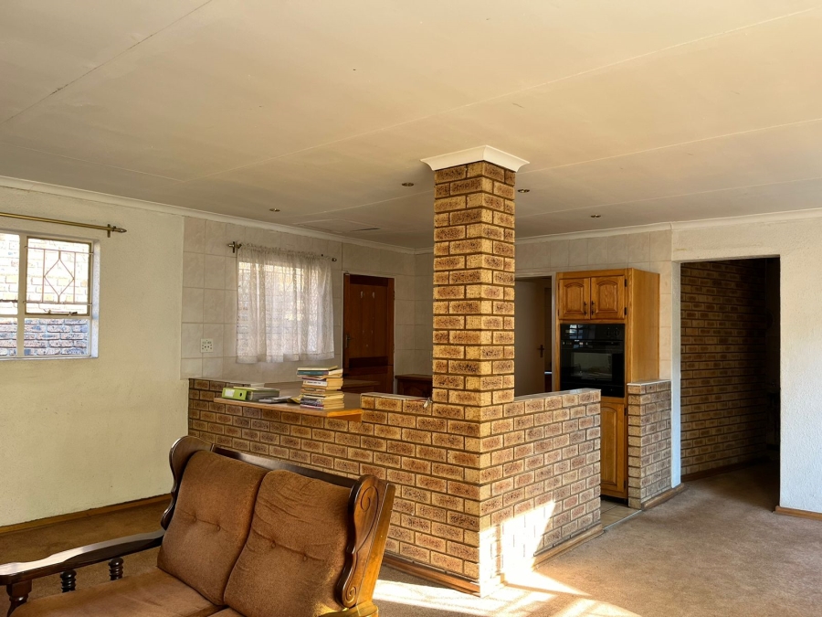 5 Bedroom Property for Sale in Larrendale Gauteng