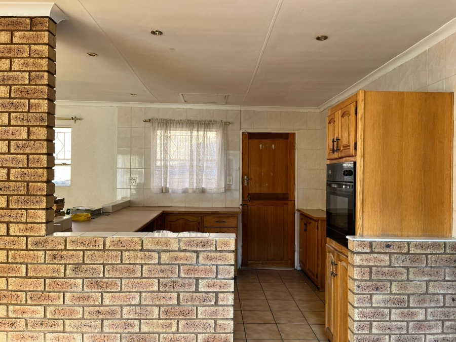 5 Bedroom Property for Sale in Larrendale Gauteng