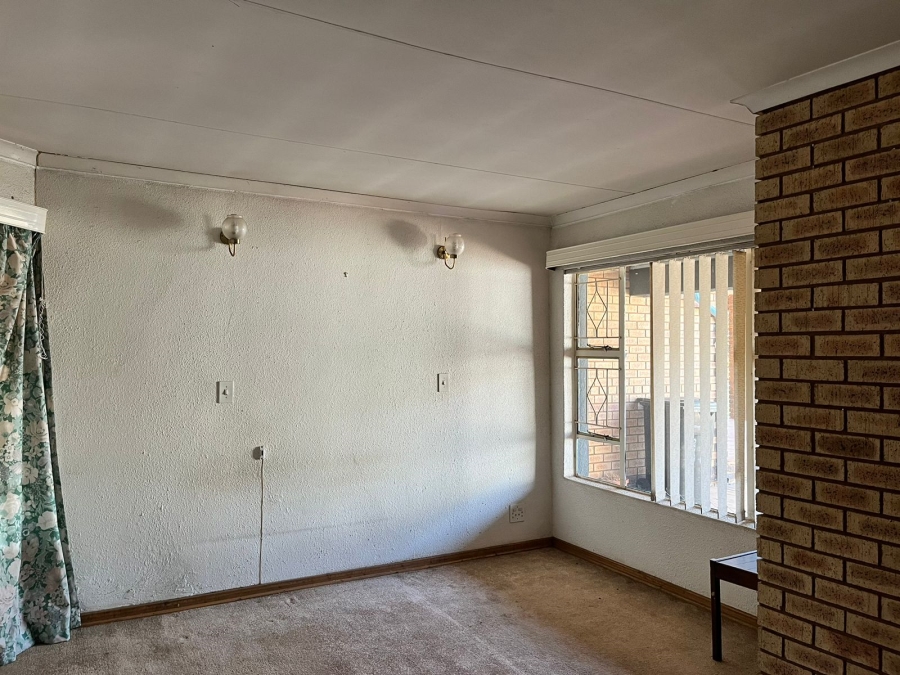 5 Bedroom Property for Sale in Larrendale Gauteng