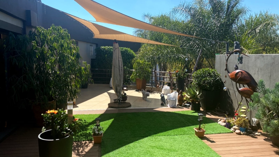 7 Bedroom Property for Sale in Silver Lakes Golf Estate Gauteng