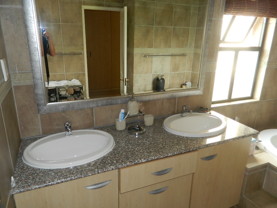 To Let 4 Bedroom Property for Rent in Silver Lakes Golf Estate Gauteng