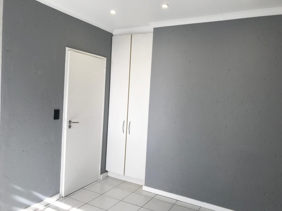 To Let 1 Bedroom Property for Rent in Buurendal Gauteng