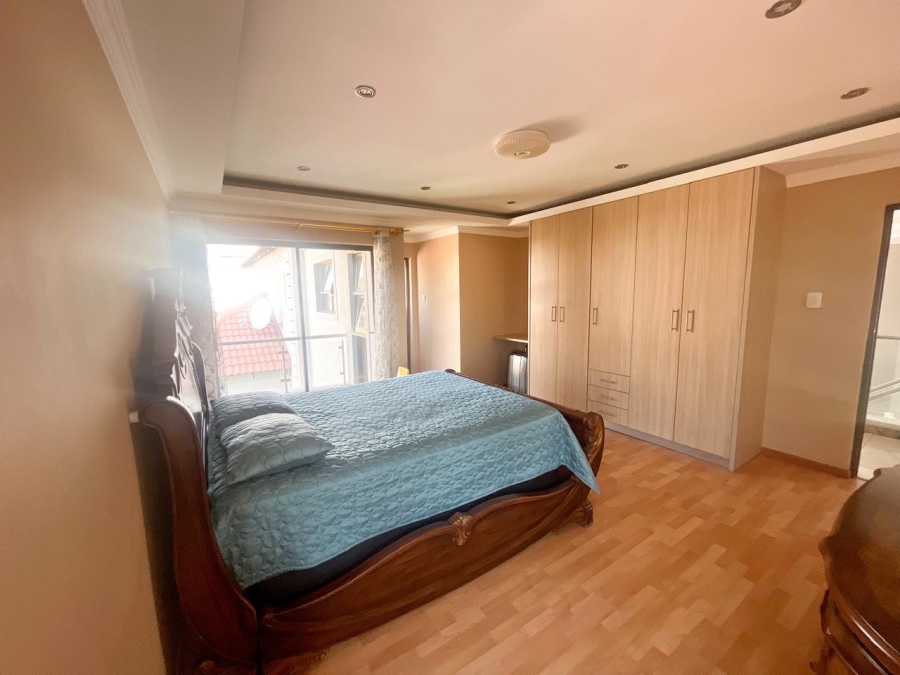 5 Bedroom Property for Sale in Blue Valley Golf Estate Gauteng