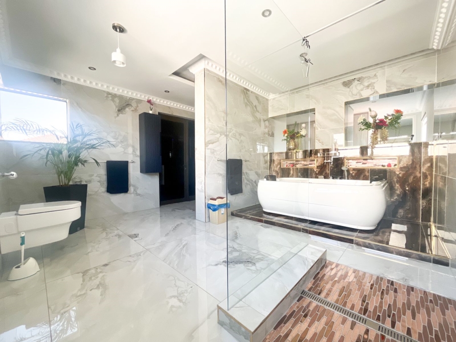 5 Bedroom Property for Sale in Blue Valley Golf Estate Gauteng