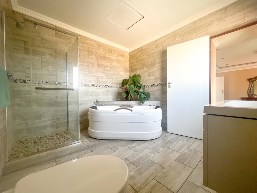 5 Bedroom Property for Sale in Blue Valley Golf Estate Gauteng