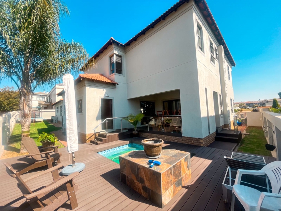 5 Bedroom Property for Sale in Blue Valley Golf Estate Gauteng
