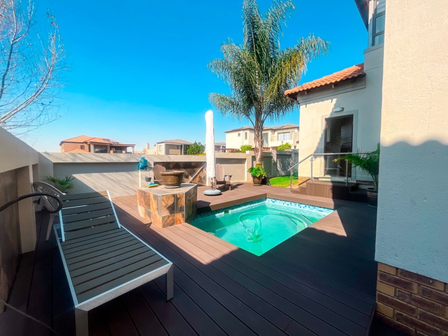 5 Bedroom Property for Sale in Blue Valley Golf Estate Gauteng