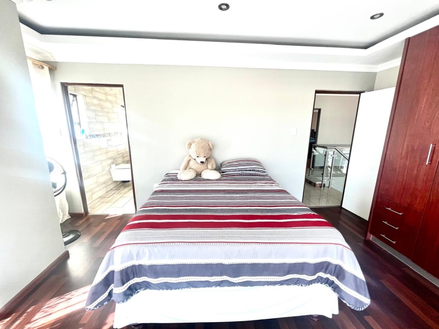 5 Bedroom Property for Sale in Blue Valley Golf Estate Gauteng