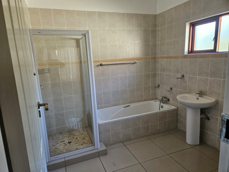 4 Bedroom Property for Sale in Leeuwfontein Gauteng