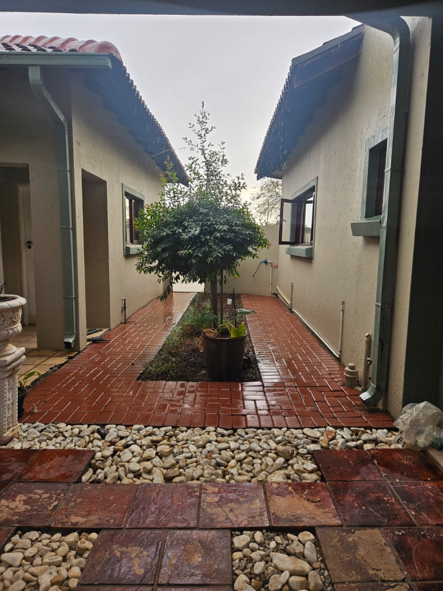 4 Bedroom Property for Sale in Leeuwfontein Gauteng