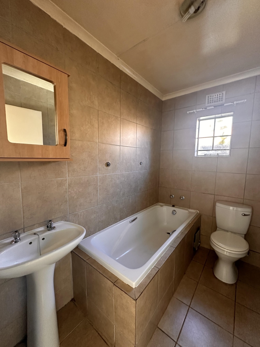 To Let 3 Bedroom Property for Rent in Thatch Hill Estate Gauteng