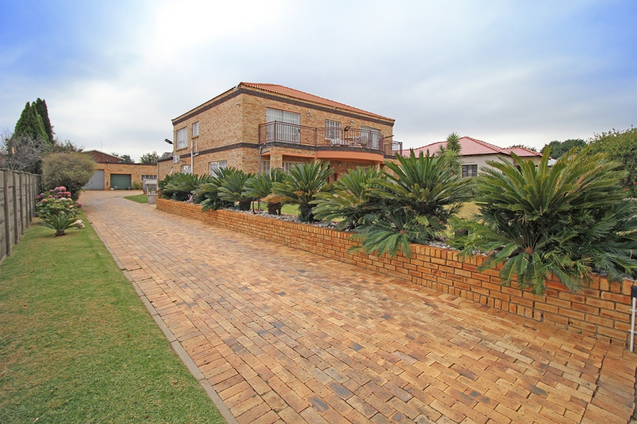 4 Bedroom Property for Sale in Witpoortjie Gauteng