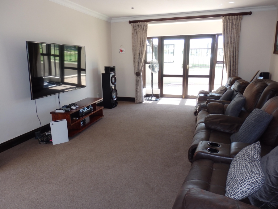 5 Bedroom Property for Sale in Blue Valley Golf Estate Gauteng