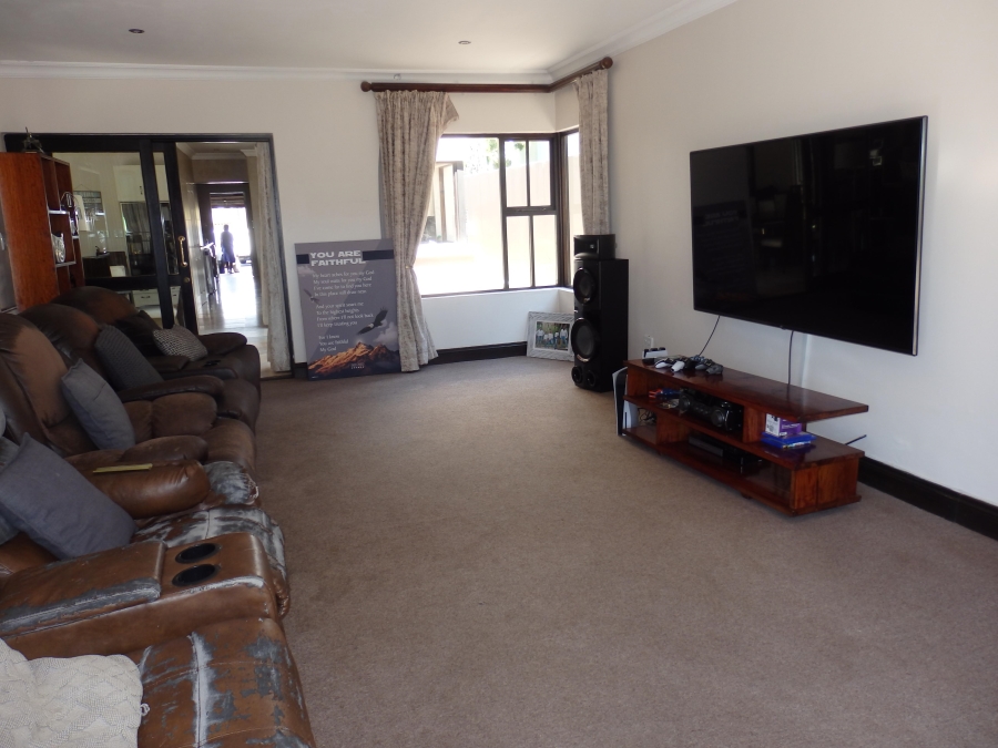 5 Bedroom Property for Sale in Blue Valley Golf Estate Gauteng