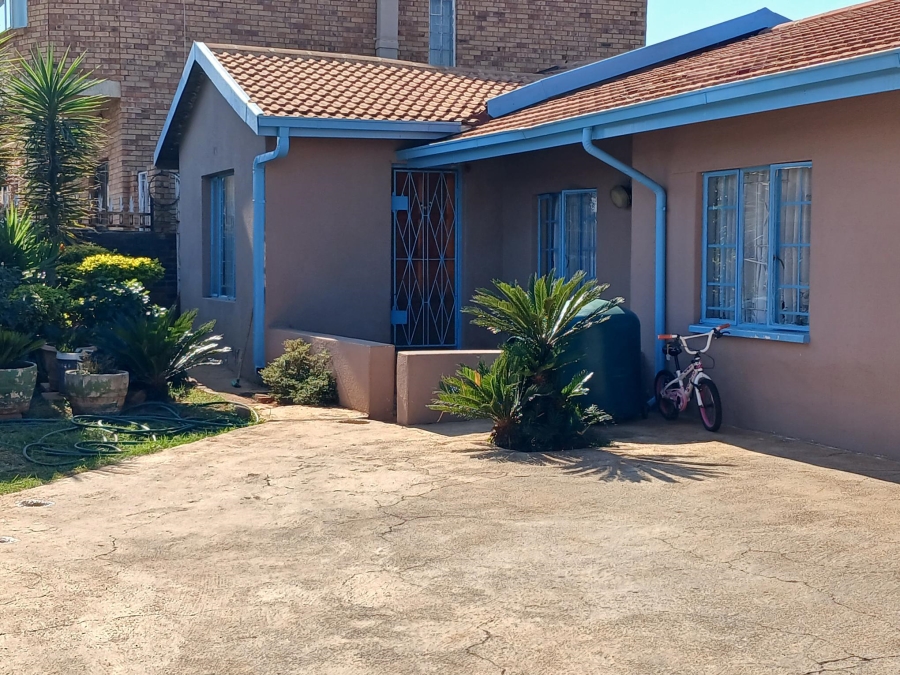 4 Bedroom Property for Sale in Lenasia South Gauteng