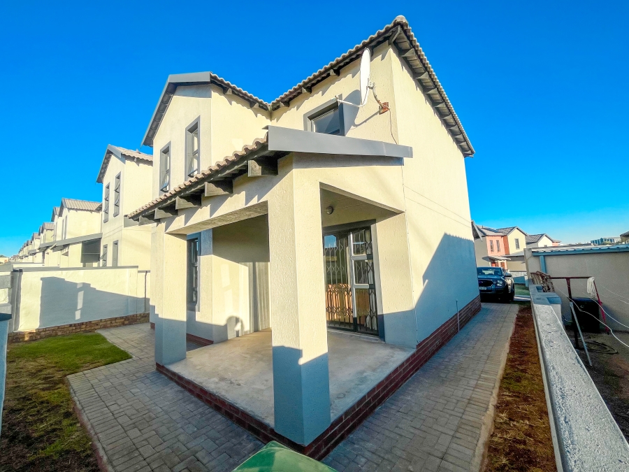 3 Bedroom Property for Sale in Kosmosdal Gauteng