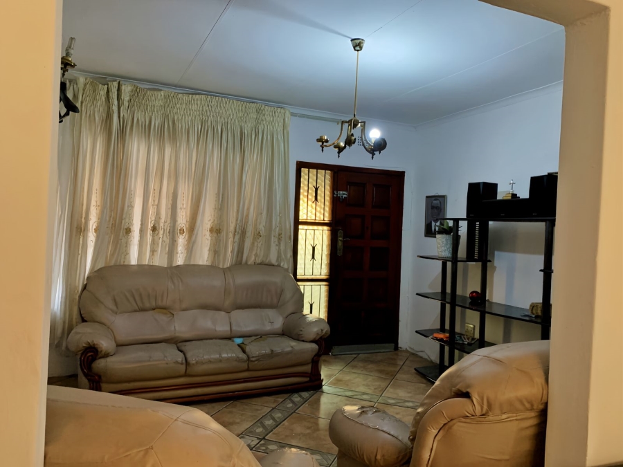 5 Bedroom Property for Sale in Pimville Zone 4 Gauteng