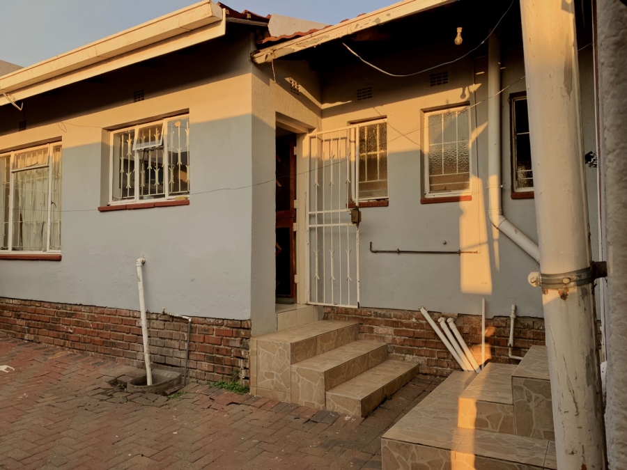 5 Bedroom Property for Sale in Pimville Zone 4 Gauteng