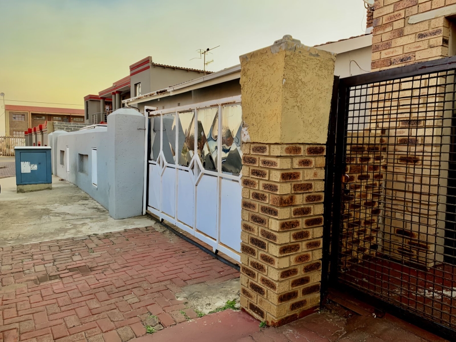 5 Bedroom Property for Sale in Pimville Zone 4 Gauteng