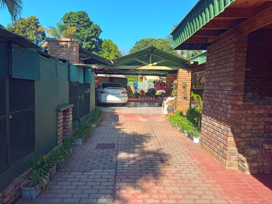 7 Bedroom Property for Sale in Dorandia Gauteng