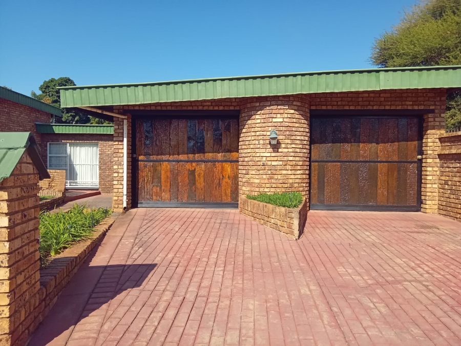 7 Bedroom Property for Sale in Dorandia Gauteng