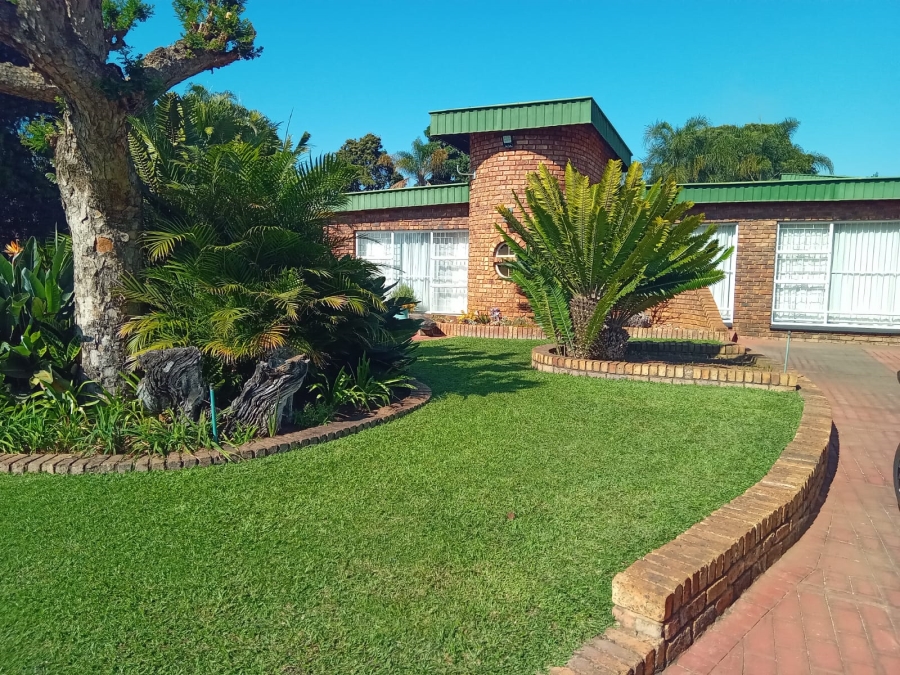 7 Bedroom Property for Sale in Dorandia Gauteng